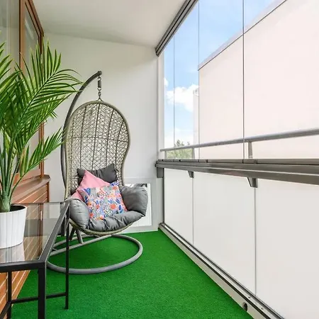 Modern Two Bedroom Near Sello, Free Parking Apartment